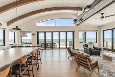 Image de Sol de Mar: Oceanfront, piscine, accès à la plage privée, nouvelle unité contemporaine 4 Br!