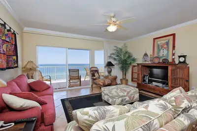 Image de Condo familial face au golfe avec balcon et piscines / bain à remous / salle de gym partagés!