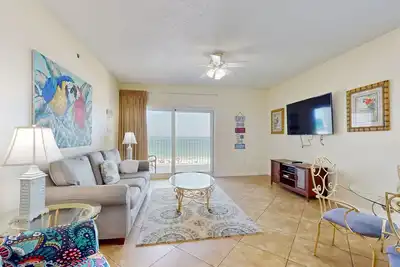 Image de En bord de mer, condo d'angle avec balcon meublé, piscine partagée et coin barbecue