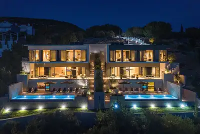Image de Villa 5 chambres avec piscine à débordement surplombant la mer Adriatique