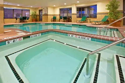 Image de Studio climatisé à seulement 15 minutes de l'aéroport international d'Indianapolis | Piscine + Gym 24h