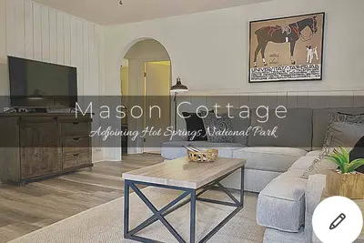 Image de Cottage contemporain attenant au parc national! Lit King, Wifi, Deck & Grill!