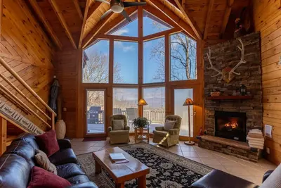 Image de Misty Peak - Chalet en rondins situé dans un endroit privé mais idéalement situé à Boone.
