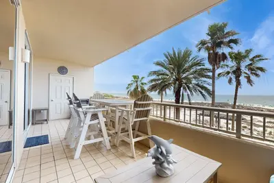 Image de Condo en bord de mer avec accès aux piscines, au tennis, au centre de remise en forme et au spa!