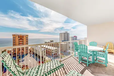 Image de Condo récemment amélioré avec piscines partagées, bain à remous, rivière lente et passage couvert pour la plage