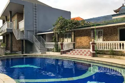 Image de Chambre avec vue sur la piscine dans une maison d'hôtes à Canggu, emplacement pratique