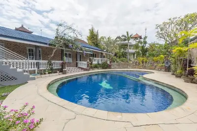 Image de Chambre avec vue sur la piscine située dans le quartier branché de Canggu, avec piscine commune pour se détendre pendant la journée
