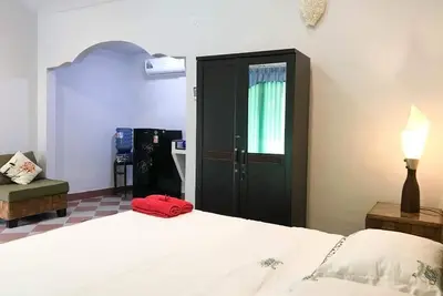 Image de Chambre avec vue sur la piscine dans un quartier calme de Canggu, près de la plage de Berawa