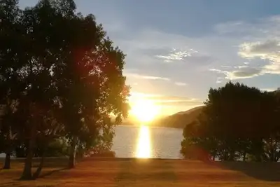 Image de Le meilleur hébergement de Queenstown offrant une vue sur le lac et la montagne.