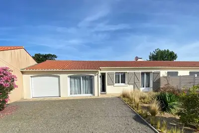 Image de **Maison 3 pièces avec jardin à 350m du bord de mer - Wifi, terrasse, parking**