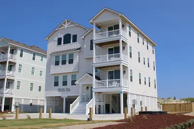 Image de Aqua Sol at Hatteras Maison de 10 chambres avec bain à remous, piscine privée et accès à la plage!