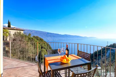 Image de Orange House with breathtaking lake view