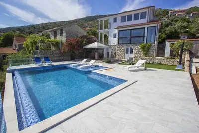 Villa de trois chambres avec vue sur la mer et piscine privée