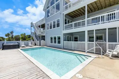 Image de Paradis absolu | 1100 pieds de la plage | Piscine privée, bain à remous, chiens bienvenus | Corolle