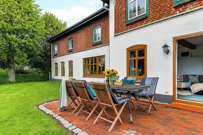 Image de Landhaus Hohe Luft: Près de la mer Baltique, terrasse avec mobilier de salon, salle de bain avec douche à l'italienne, vue sur le vert