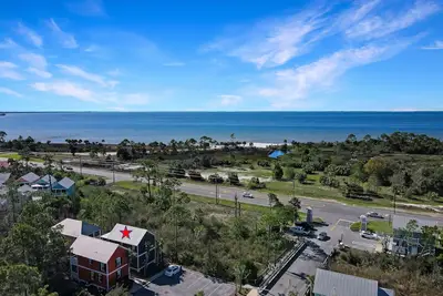 Image de Vues de la rue Joseph Bay depuis le balcon! Endroit calme et privé!