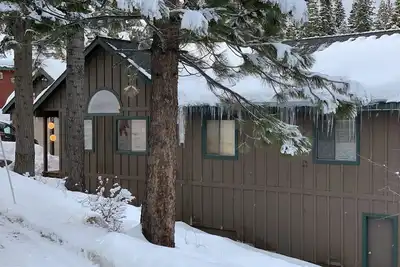 Image de 3bd / 2ba Charmant, confortable chalet Tahoe Donner avec plage, piscine et accès aux pistes de ski