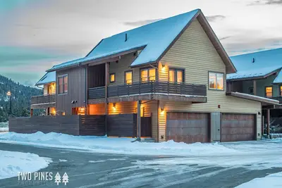 Image de Tout Neuf! Maison de ville décorée professionnellement à distance de marche de la navette du complexe!