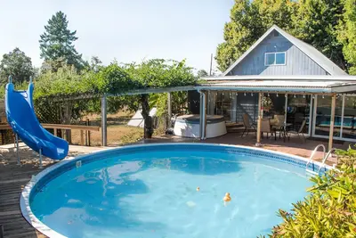 Image de Creswell Historic Farmhouse w / Pool + Spa - 15min à Eugene, U of O, & Wineries!