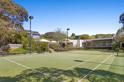 Image de Coastal Hideaway - Refuge isolé avec un magnifique court de tennis!