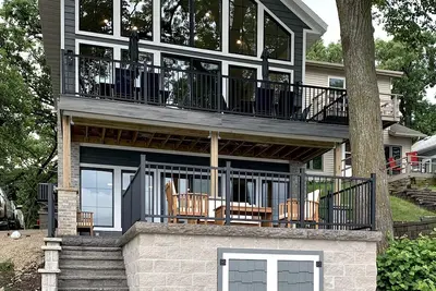 Image de Nouvellement construit! ! Maison sur mesure au bord de l'eau, 4 chambres, 2. 5 salles de bain, 15 personnes!