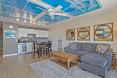 Image de Ocean View Stunner! ! Marchez vers le sable. Beau remodelage!