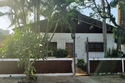 Image de Grande maison avec piscine et court de tennis