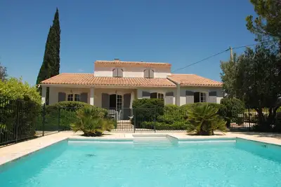 Image de En Provence  située au milieu des vignes avec vue imprenable et piscine