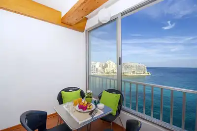 Image de Appartement en bord de mer bénéficiant d'une vue spectaculaire sur Spinola Baie