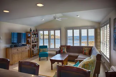 Image de Propriété moderne au coeur de Perkins Cove avec une vue imprenable sur l'Atlantique