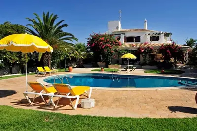 Image de Meilleur emplacement à Gale \/ vue sur la mer - Grande villa de 5 chambres juste à côté de Gale Beach! A \/ CWifi