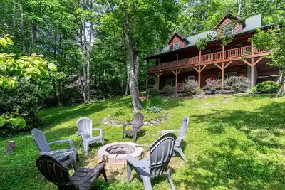 Image de Cabin Cove - Entre les monts Sugar et Beech, tables de jeux, foyer, cour