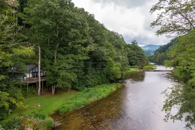 Image de Rivers Edge à Todd - Profitez de la rivière depuis votre rocker porche avant