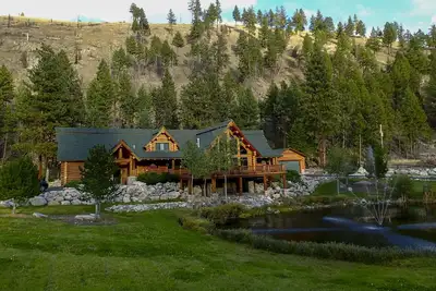 Image de Nouveau! Cabine personnalisée Bitterroot Valley avec étang sur place