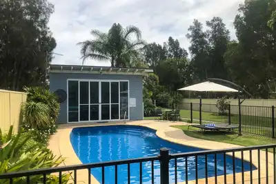 Image de Maison 5 Chambres au Bord de l'Eau avec Piscine Chauffée