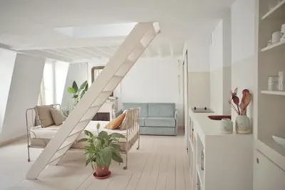 Lumière d'été : nid d'architecte entre les toits