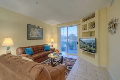 Image de Superstition Lakes 2 Br, 2 Ba Condo; Vues sur le lac et le lever du soleil; Piscine / Spa chauffée; Gated Comm