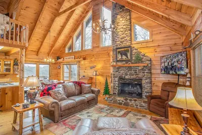 Image de Cabane en rondins 3br au sommet de Sugar Mountain près des pentes avec vue à longue portée et cheminée River Rock