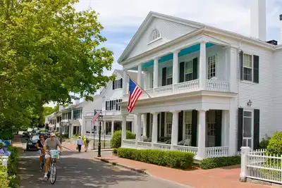Image de Aile avant de la maison du capitaine de luxe dans le grand village d'Edgartown