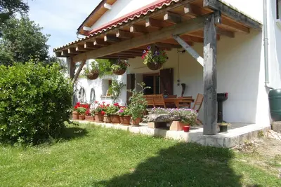 Ancienne petite ferme avec piscine 11x5 sur 1. 7 ares proche hameau avec bar / resto