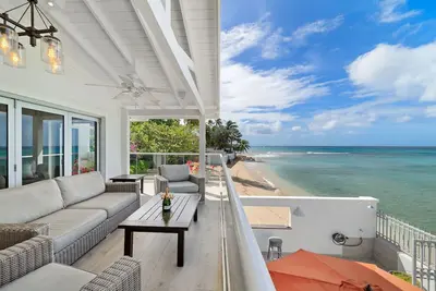Image de Vue imprenable sur la mer depuis cette maison en bord de mer sur la côte ouest de la Barbade
