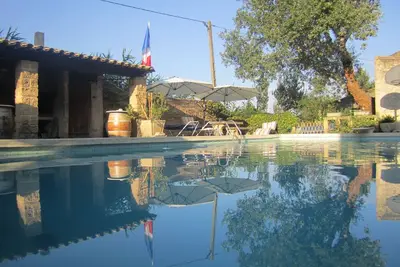 Image de Mas provençal avec piscine à proximité du Pont du Gard
