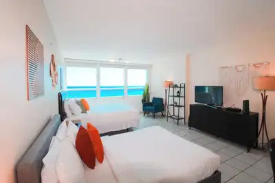 Image de Studio avec vue sur l'océan, accès direct à la plage, piscine et court de tennis communs!