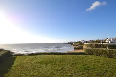 Image de Appartement spacieux 95m2 au pied de la plage avec jardin et parking
