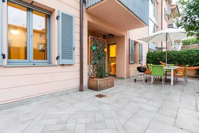Image de Boccaccio coloré avec terrasse et place de moto