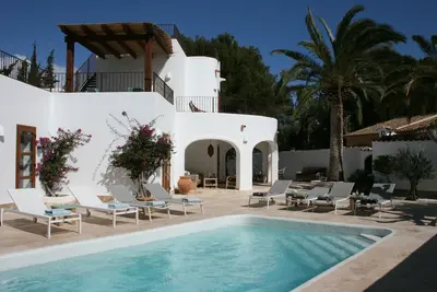 Image de Luxueuse villa de 4 chambres entièrement rénovée, nouvelle sur le marché locatif