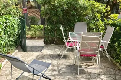 Image de Studio near the sea with small garden in a quiet residence with trees