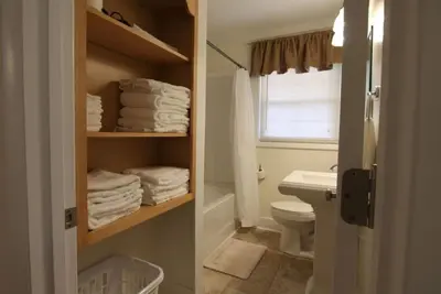 Image de Bungalow rénové de 2 chambres, maison pour animaux de compagnie avec cour clôturée! !