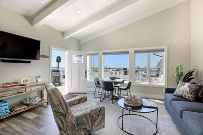 Image de Salty Sisters Suites at Morro Rock - large suite with rock view