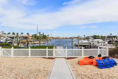 Image de Profitez du soleil dans cette belle maison avec piscine au bord de l'eau entièrement rénovée.